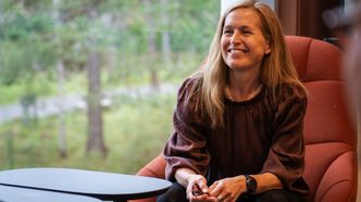 – Vi har mye data i ulike formater fra mange forskjellige fagområder, og det er nettopp det som gjør jobben utfordrende og spennende, sier Kristin Jacobsen. Foto: TUM Studio