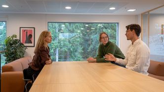 – Ved å bevare dataene i en moderne dataplattform som en fellestjeneste, unngår vi dobbeltarbeid der andre virksomheter må bruke store ressurser på tilsvarende oppgaver, poengterer Jacobsen (T.V.). Foto: TUM Studio