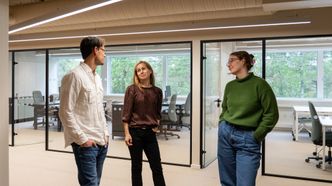 – Vi bygger den nye dataplattformen på moderne teknologi og arkitektur, som gjør at vi kan ta de kloke avgjørelsene fra starten, sier Jacobsen (i midten). Foto: TUM Studio