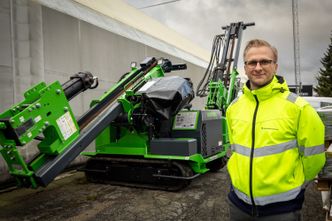 Aksel Pettersen ved en av de autonome pælemaskinene til Solcellespesialisten. Disse brukes til å slå stolper ned i grunnen, som solcellepaneler monteres på. Foto: TUM Studio