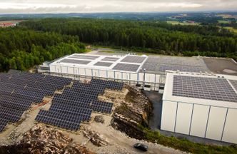 Det bakkemonterte anlegget som fikk plass bak fryselageret, er på nesten 0,5 MWp — hele anlegget på over 1 MWp. Foto: Solcellespesialisten