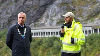 Ordfører i Senja kommune Tom Rune Eliseussen (Sp) sammen med samferdselssjef i fylkeskommunen, Bjørn Kavli Foto:  Sophia-Charlotte Hahn, TFFK