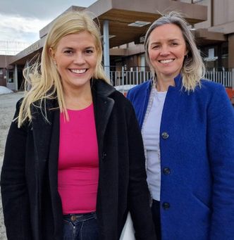 Ordfører i Nordreisa kommune, Hilde Nyvoll (Ap) sammen med fylkesrådsleder Kristina Torbergsen (Ap) Foto:  Troms og Finnmark fylkeskommune