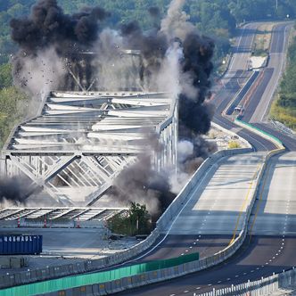 Rocheport Bridge over Interstate 70 ble revet søndag 10. september. Foto:  Cleo Norman/AP/NTB