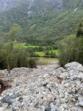 E16 er en av hovedveiene mellom øst og vest. Omkjøring skjer via riksvei 7 over Hardangervidda og E134 over Haukeli Foto:  Statens vegvesen