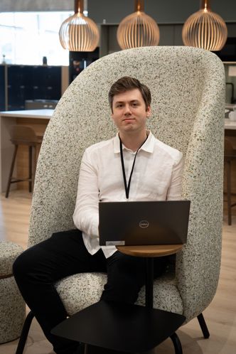 – Jeg jobber hovedsakelig med programvaren GeniE, som utfører strukturell analyse av marine farkoster og strukturer, forteller Tor. Foto: TUM Studio