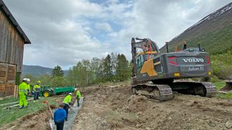 Fra en praktisk test i Skjåk hvor omfylling av VA-rør viste seg å være et godt egnet bruksområde. Foto: Glasopor