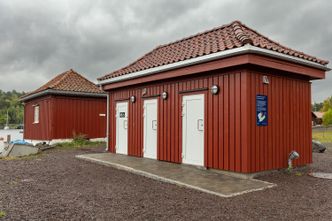 Ny avløpspumpestasjon med publikumstoalett på Hovedøya. Legg merke til hvordan bygget matcher det gamle huset ved siden av. Foto: TUM Studio