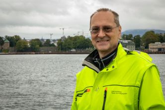 Henrik Didriksen i Vann- og avløpsetaten. Akershusstranda og Akershus festning i bakgrunnen. Foto: TUM Studio