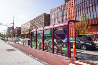 Skårersletta har fått sin egen designprofil, og bl a leskurene fra Norfax har fått ulike farger, med glasset dekorert av lokale kunstnere. Foto: Jarle Skoglund