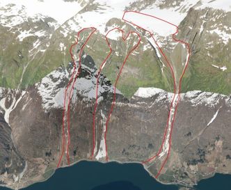 3D-illustrasjon av Heimefonna (tv.), Sandvika og Bukkeskora (i midten) og Kroka (th.). Skredløpene er markert med røde linjer, men faktisk løsneområde kan være nær toppen også for Heimfonna. Illustrasjon: Vestland fykkeskommune/www.norgei3d.no