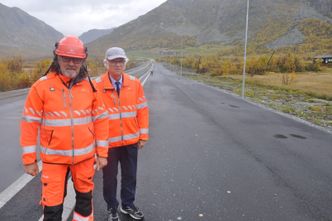 Byggeleder Bjørn Kåre Ifarnes og prosjektleder Knut Erik Skogen ved ny kolonneplass på Bjøberg. Foto: Kjell Wold/Statens vegvesen