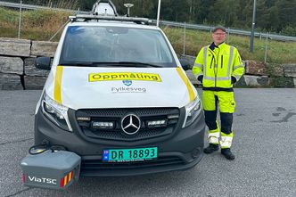 Odd Erling Hoem ved bilen som måler kvalitet på hver meter av veiene i fylket. Foto: Else Britt Ervik/Møre og Romsdal fylkeskommune