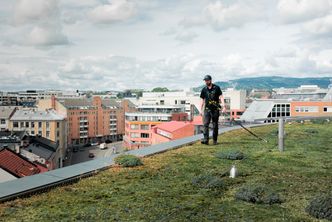 Permanent fallsikring på tak er en viktig investering som bidrar til å sikre trygge arbeidsforhold for de som utfører arbeid i høyden.