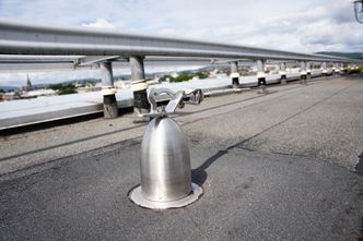 Er du usikker på regelverk rundt fallsikring? Takprodusentenes Forsikringsgruppe har laget en veileder som gir deg mye nyttig informasjon om dette.