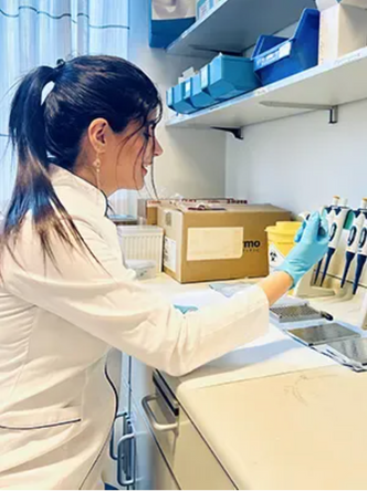 – Desse nanopartiklane er alt er godkjende for bruk i menneske, seier Athar Mahdieh. Foto: UiO