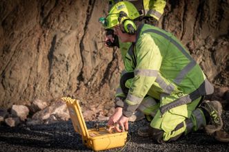 Basen: Sverre Kvalø fra Hæhre avfyrte første salve i Fiskefjordtunellen. Foto:   Tor Kleiven, Hæhre Entreprenør