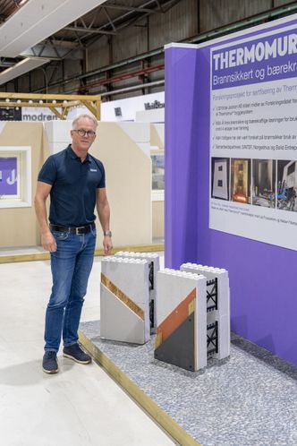 – Det at vi nå kan bygge Thermomur i inntil fire etasjer i brannklasse 2 åpner store, nye markedsmuligheter for oss og kundene våre, sier Eivind Olsen. Foto: TUM Studio