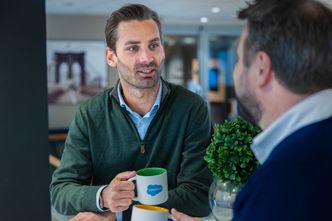 – Siden hele Salesforce-universet er skybasert, trengs det verken hardkoding eller spesiell kompetanse for å ta tjenesten i bruk. Vi snakker “low code – no code”, forteller Stian Fraas. Foto: Salesforce