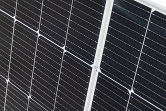 Bussbars og cellefingre på et bifacial-modul. Foto: TUM Studio