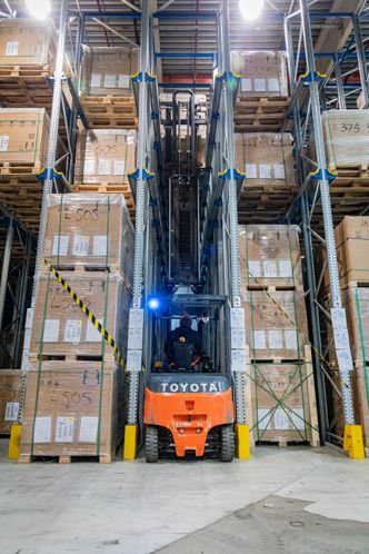 Paller med solcellemoduler hentes fra reolene og kjøres ut til nye solcelleprosjekter. Foto: TUM Studio