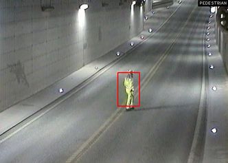 Her oppdager kunstig intelligens en fotgjenger i Skansentunnelen. Når AID-systemet oppdager et ukjent objekt – slik som en fotgjenger – fremheves objektet med en rød boks. Det er denne direkte videostrømmen som blir sendt til VTS, som deretter bekrefter om varslet er reelt eller ikke, ved å sjekke hva systemet har valgt å fremheve. Foto: Statens vegvesen