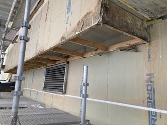 UNDERVEIS: Da fasaden var revet, kom omfanget av fuktskadene inni veggen til syne. Konstruksjonsfeil fra byggingen ble avdekket.