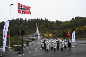 Byåsen musikkorps spilte og de to første kjøretøyene på brua som var en rutebuss fra AtB og en brannbil fra Trondheim Hovedbrannstasjon som er nærmeste nabo. Foto:   Statens vegvesen