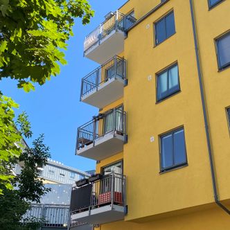 ETTER: Borettslaget er nå ferdig rehabilitert fra innerst til ytterst med vannavledning og ny Weber VentiGuard-fasade med lufting bak.