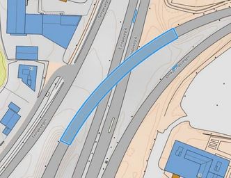 Sluppen viadukt har E6-trafikk i sørgående retning, i to felt. I sør er det en avkjøring til Tempevegen og Nydalsbrua. Under Sluppen viadukt går fylkesvei 6690 med to kjørefelt i hver kjøreretning. Nordøst for Sluppen er det en påkjøringsrampe fra fylkesvei 6680. Illustrasjon:  Statens vegvesen