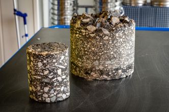 Asfalt og Vei Consulting drar ut og tar boreprøver fra veiprosjekter. Disse analyseres på laboratoriet på Jessheim. Foto: TUM Studio