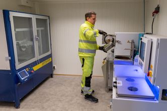 Kenneth er i ferd med å bearbeide en borreprøve i ekstraksjonsmaskinen. Foto: TUM Studio