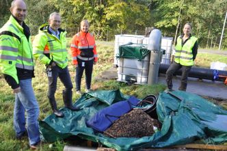 F.v. forsker Hans Christian Teien i NMBU og forsker Roger Roseth og NIBIO følger spent med på renseforsøket som Lene Sørlie Heier i Statens vegvesen har initiert og student Hanna Marie Kjernsby utfører. Foto: Kjell Wold, Statens vegvesen