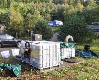 Rensetesten foregår tett på E6 ved sørenden av Nordbytunnelen Foto: Kjell Wold, Statens vegvesen
