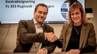 Prosjektdirektør Asle Ståland (Hæhre Entreprenør) og prosjekteier Helene Byre (Vestfold Telemark Fylkeskommune) signerte kontrakten. Foto:  Tor Kleiven, Hæhre Entreprenør AS