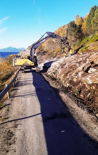 Mange steder måtte veien brukes som arbeidsrampe, og bygdefolket har måttet være tålmodig for å unngå fergeløsning under anleggsperioden Foto:  Målselv Maskin