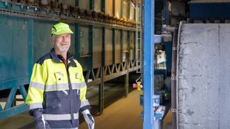 – Det fine glasspulveret tilsettes en aktivator som gjør at det dannes luftbobler når det bakes på høy temperatur, forklarer utviklingssjefen. Foto: TUM Studio