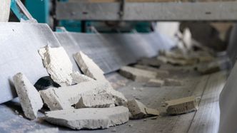 På fabrikken i Skjåk produserer de Glasopor av gjenvunnet embalasjeglass på lokal vannkraft. Foto: TUM Studio