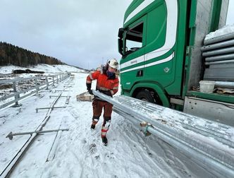 Atle Moen i SVB veisikring monterer rekkverk på Holmbrua. Natt til torsdag åpner Statens vegvesen og entreprenørfelleskapet Hæhre/Isachsen den nye motorveien på Hadeland. Foto: Per Kollstad/Statens vegvesen
