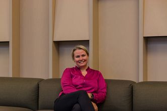 Pia Hauger kom fra det private, men trives svært godt som leder i Skatteetaten. Foto: TUM Studio