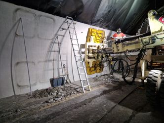 Kjøretøyet som benyttes er en "elementmaskin". Foto:  Statens vegvesen