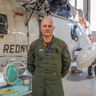 – Jeg kan berolige det norske folk med at SAR Queen leverer etter forventningene, skriver oberstløytnant Svein Tore Pettersen, her foran et Sea King-helikopter. Foto: Onar Digernes Aase / Forsvaret