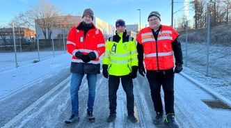 – Dette kunne vi aldri fått til uten et så godt samarbeid med kommunalteknikk i Trondheim kommune. Tv. Martin N. Myhre (byggeleder, Statens vegvesen) og prosjektleder Torstein Ryeng (th.) sammen med Kristian Magne Dragsten, byggeleder, kommunalteknikk i Trondheim kommune (i midten). Foto: Linda Grønstad/Statens vegvesen