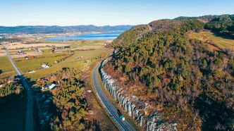 Fylkesvei 717 i Skaret, med utsyn nordover. Foto:  Trøndelag fylkeskommune