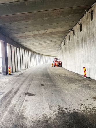 Inne i overbygget, fotografert fra tunnelåpningen. Foto: Erik Jenssen