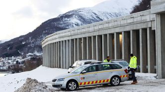 Rasoverbygget i betong har et solid tak, men med åpninger ut mot sjøen. Foto: Troms og Finnmark fylkeskommune