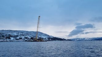 Peleriggen ligger på lekter klar til løfting. Foto: Cowi