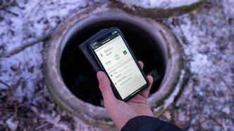 Via transmitteren til RavenEye kan Lørenskog kommune lese av parametere som flow, hastighet, nivå og total mengde. Foto:  TUM Studio