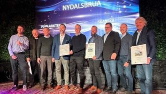 Stolte mottakere av prisen, fra venstre: Ole Kristian Løke, Aas Jakobsen, Yngve Aartun, Plan Arkitekter, Sverre Smedplass, Skanska, Robert Størdal, Aas Jakobsen Trondheim, Vegar Harbak, Skanska, Grzegorz Gucwa, Skanska, Karl Gunnar Sødal, Statens vegvesen, Ola Garli, Aas Jakobsen Trondheim, Bent Nygren, Unicon. Foto: Knut Bryne