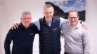 Daglig leder i Trygg Vei, Truls Loe Larsen, administrerende direktør i Garda Sikring Group, Jon Ola Stokke og daglig leder i Veisikring AS, Fredrik Zachariassen. Foto: Garda Sikring